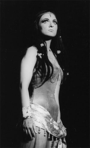 Petra Lampe in 'Perlenfischer'